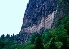 Kloster Sumela 54 km südlich von Trabzon. Man fährt zunächst in Richtung Erzurum auf der Straße E 97 bis Maçka, dort biegt man in eine südöstlich abzweigende Straße und fährt steil bergauf bis zum Kloster. Das Kloster wurde warscheinlich 408–450 von Kaiser Thedosius II gegründet. : Felswand, Wald